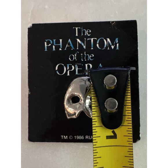 Vintage 1986 Phantom of The Opera Mask Lapel Enamel Pin Silver Tone on Card - Picture 4 of 5